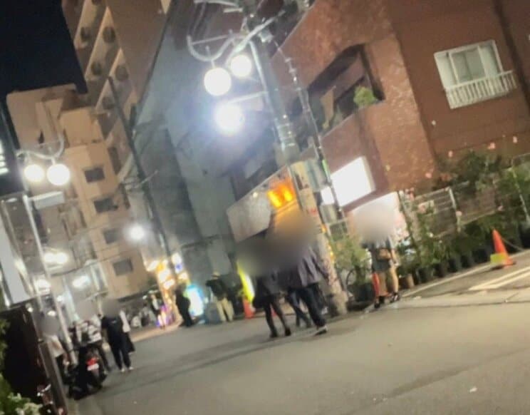 〈新宿・立ちんぼ大移動〉手招きして「遊ぼう～」“現行犯でなくとも逮捕”に踏み切った警察に対して、立ちんぼはナワバリを広げて…女性から声をかける“キャッチ”パターンも_18