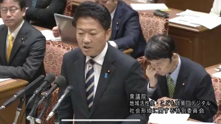 「どこいこうかな～」内閣委員会会議中に元大臣＆副大臣が「旅行パンフ」「マンガ」を熟読。ゆるみきった岸田自民のセンセイたちの評判「地元では“やる気”は見せようとしているけど…」_8