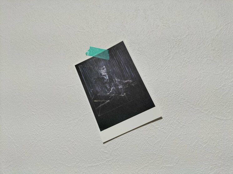 マスキングテープでポストカードを壁に直貼りしても雰囲気が出る