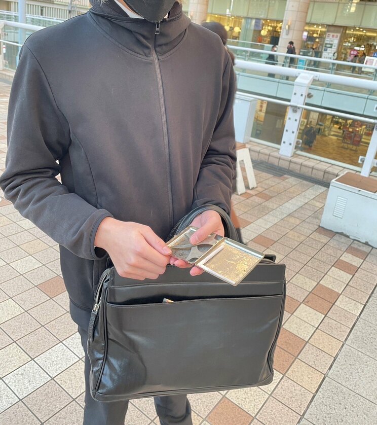 手巻きたばこの男性も複数いた。「低コスト」と手巻きたばこ独特の「香り」が魅力だとか