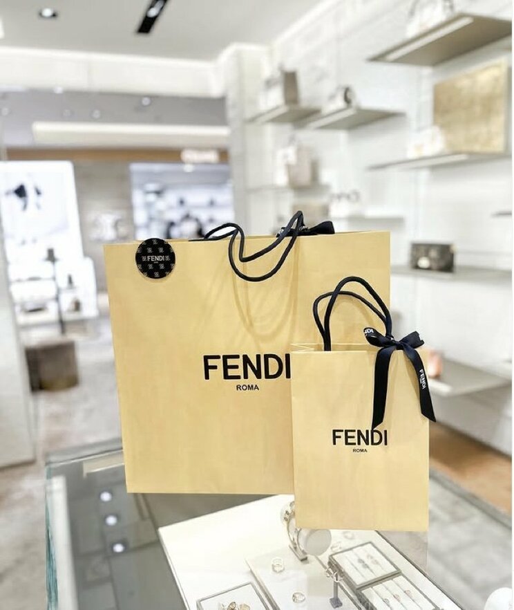 高級ブランド店での買い物投稿も多く見られる“ぽこぽこ界隈”（mayaさんのInstagramより）