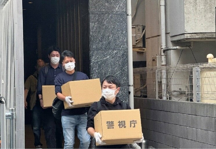 ガサ入れ後、店から出てきた捜査員（撮影/集英社オンライン） 