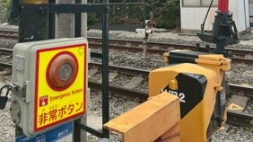 〈京都の大行列踏切〉非常ボタンが押されるほどの群衆、車道に怒号、整理にあたる係員「なぜか線路に10円玉を置いた外国人観光客の姿も…」