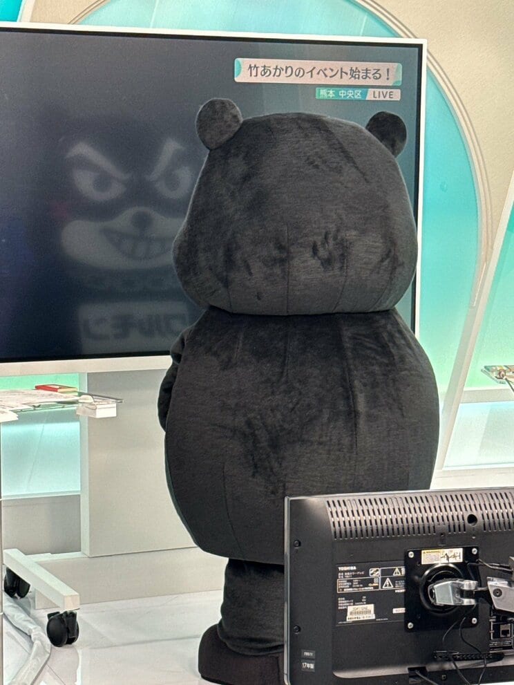 収録前に身だしなみを気にするワルモン（熊本県警察本部 犯罪抑止対策室Xより）