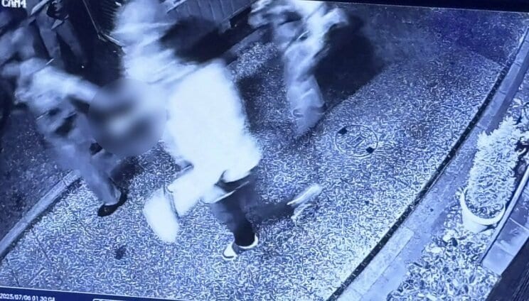現行犯で逮捕された際の山下容疑者（付近の防犯カメラより）