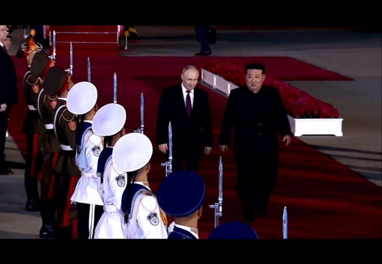 平壌の空港で儀兵隊の前を歩くプーチン氏と金正恩氏（朝鮮中央テレビより）