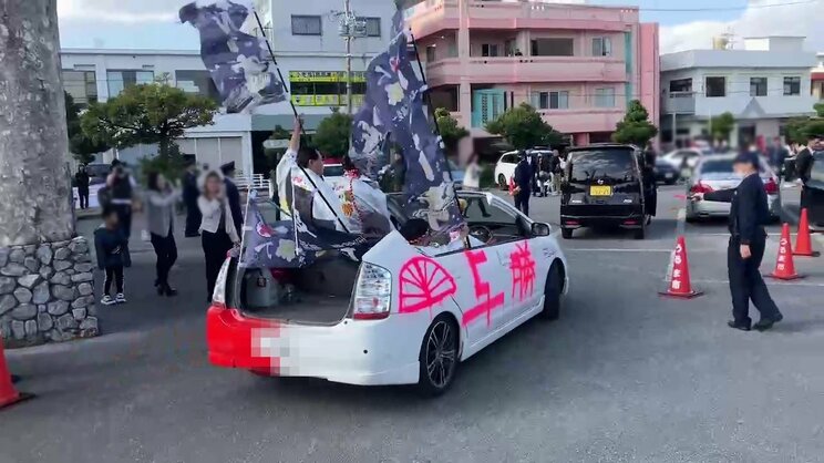 プリウスの屋根を切ったオープンカーで登場！“戦闘服”、リーゼント、警察がすぐに駆けつけて「秒で捕まった」沖縄・二十歳式典2025「でも以前のようなドヤンキーはいなくなった」_17