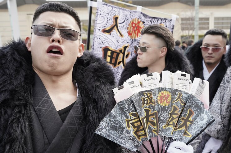 リーゼント込みで50万円、龍を入れて60万円、幟(のぼり)を入れて80万円、北九州市二十歳の記念式典は今年もド派手だった_5