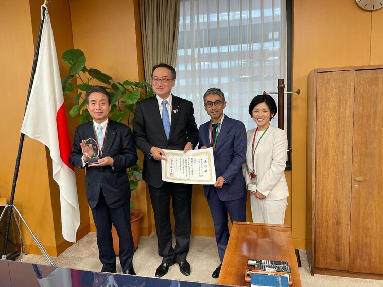 地方創生担当大臣賞を受賞したときの鈴木氏