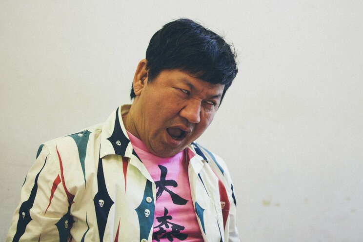 「スマホの時計がズレる」「ピーターという悪魔に殺されかけた」芸歴35年・チャンス大城の周りでは、なぜ不可解な現象が起き続けるのか？_3