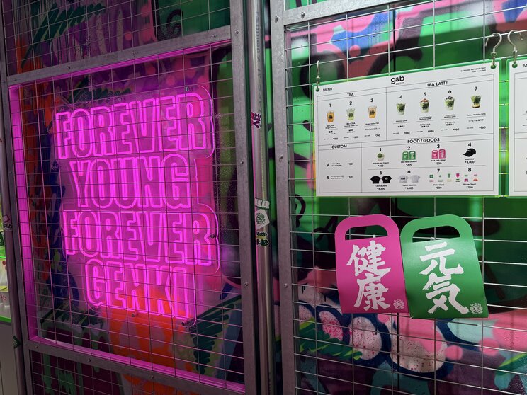 渋谷を意識してか店内にはネオンも　（写真／集英社オンライン）