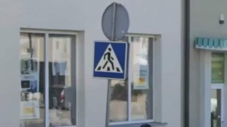 横断歩道の側にあった青い道路標識。一見すると何の変哲もないデザインだが、GeoGuessrプレイヤーにとっては情報の宝庫である。