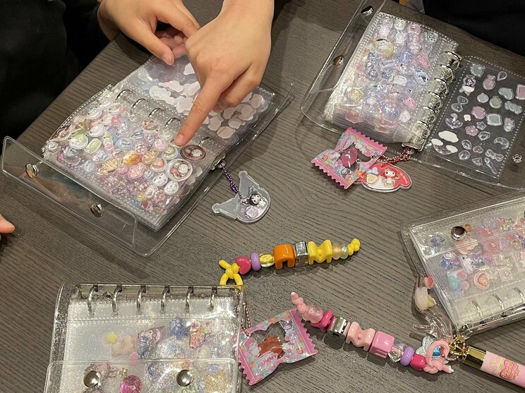 「ボンボンドロップだけじゃない」整理券・転売・ニセ物も…“令和のシール戦争”に親も奔走「始発に乗って朝５時から並びました」“おしり”も高レートで取引_17