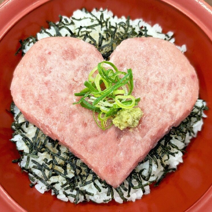 すき家が公式Xに公開したハート型の『まぐろたたき丼』（写真／すき家公式Xより）
https://x.com/sukiya_jp/status/2086727016607559807