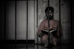 〈4月から受刑者に“さん付け”〉「迷走してる」「そこまで配慮が必要か」街頭では厳しい声が続々。「『あの刑務官がさん付けしなかった』なんてクレームも増えるのでは」と元受刑者も疑問視