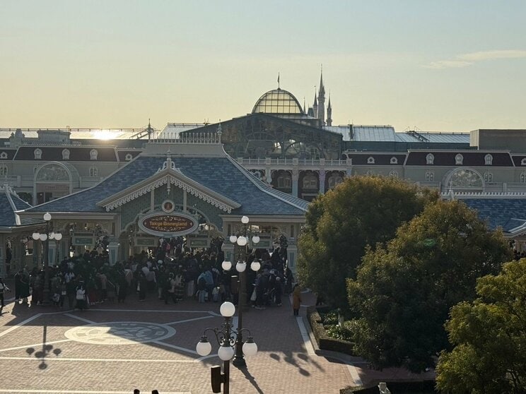 開園15分前、園内へと吸い込まれていく「ハッピーエントリー」の来園者（撮影／集英社オンライン）