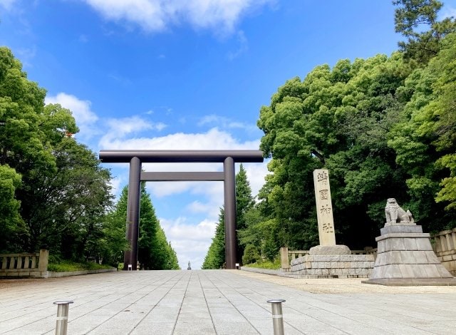 〈あの靖国“放尿”迷惑男に逮捕状〉防犯カメラ調達役を確保。「脳がダメージを受ける」と中国に逃げ帰った“売名男”は性犯罪の“前歴”も？引き渡し不能でも待ち受ける“懲罰”とは_5