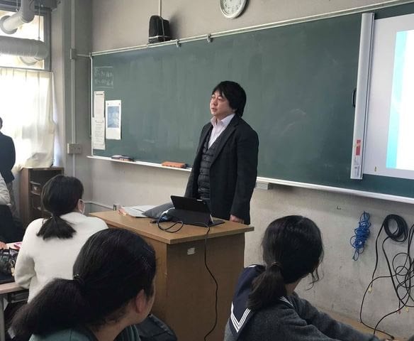 キャリア教育で、探偵について小学6年生に講義する阿部さん（写真／本人提供）