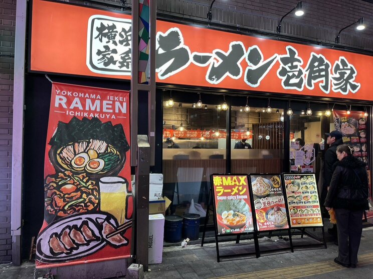 「食べ歩きまぜそば」「和牛すき焼きラーメン」インバウンド需要で東京・新宿のラーメンに異変が！ 一方、夜の街には“中国人専門”のキャッチの姿も…_8