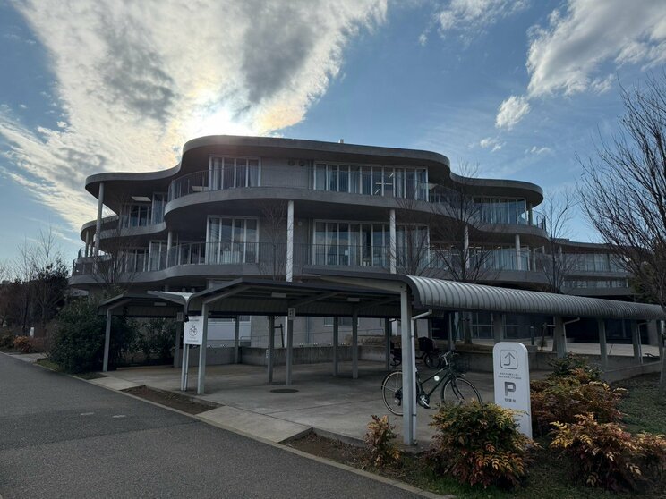 洗練された外観が特徴的な小学校(撮影/集英社オンライン)
