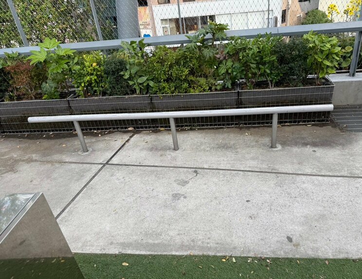 「5分も座っていられない」と名高い、鉄パイプのようなベンチ（画像／読者提供）