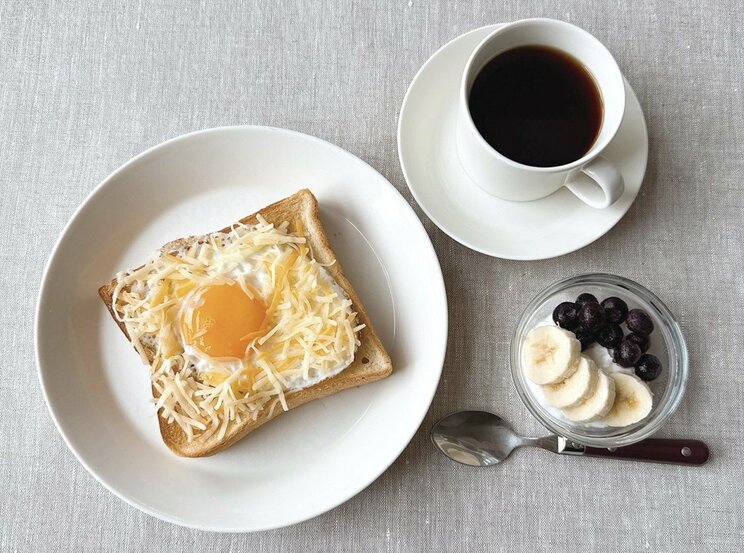 ヨーグルトにブルーベリーをトッピングして気軽に摂取　（©えんどうともこ）