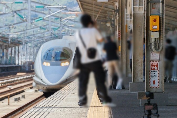 黄色い点字ブロックの外側での撮影を行う人も（写真／読者提供）