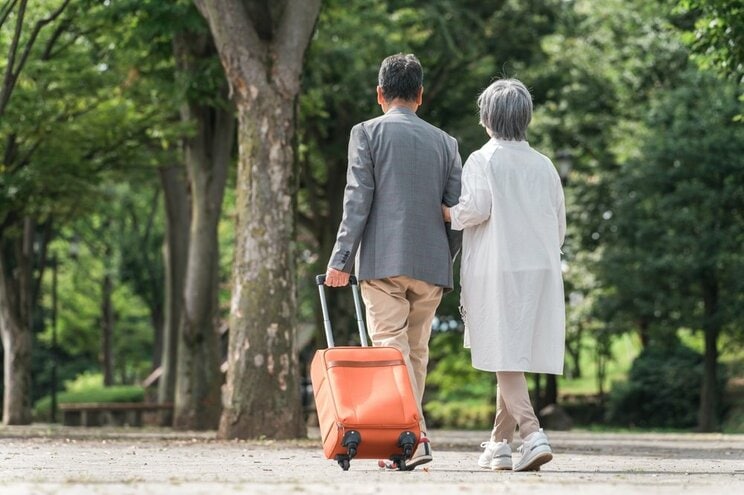 人生で最も不幸な年齢は47.2歳？ 50代に「いい人間関係」を持っていた人は80歳でも健康な傾向に…中年の危機を乗り越えた人たちが教えてくれる幸福を取り戻す力とは_1