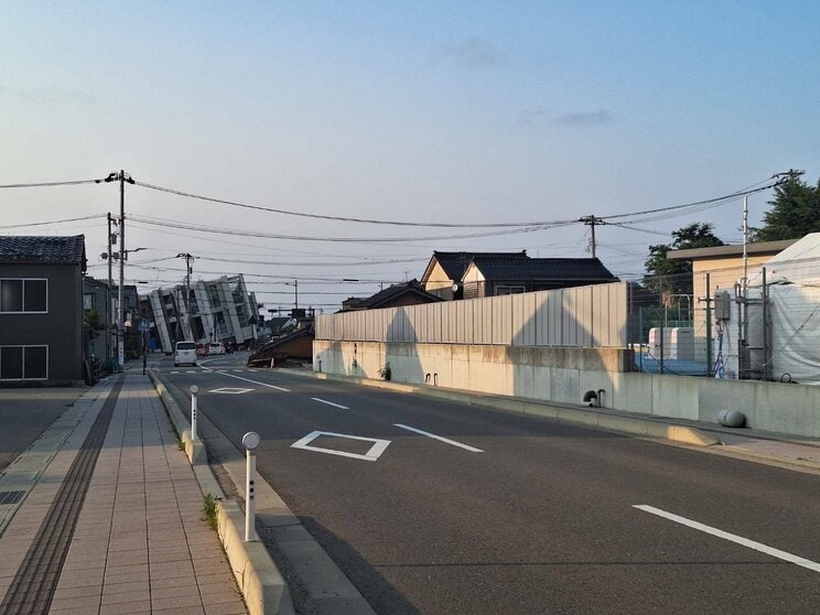 〈能登地震から7ヶ月〉「痛い」「助けて」「水飲みたい」隣接するビルが倒壊して妻子を失った父親の脳裏に今も浮かぶ光景…「なんで倒れたんだよ、倒れないように打たれたはずの杭が折れるって…」_19