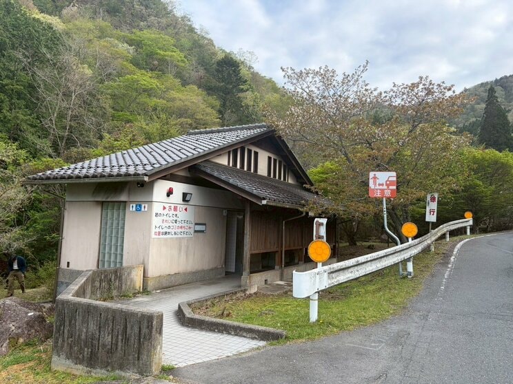 今になって現場検証が行われた公衆トイレ（撮影／集英社オンライン）