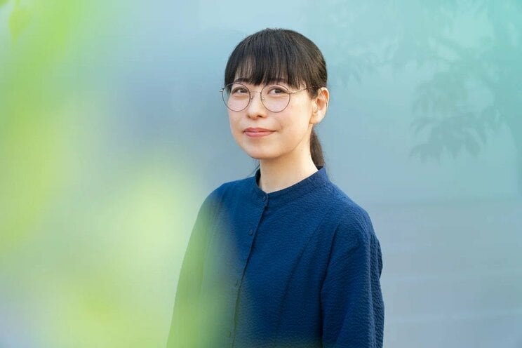 古賀及子（こが・ちかこ）
エッセイスト。1979年東京都生まれ。著書『ちょっと踊ったりすぐにかけだす』(素粒社)は、『本の雑誌』の「2023年度上半期エンターテインメントベスト10」第２位に選出。ウェブメディアのライター、編集者を経て 2024年より現職。著書に『５秒日記』、『忘れたこと、忘れないままのこと』、『好きな食べ物がみつからない』、『ちょっと踊ったりすぐにかけだす』ほか。近刊は『暮らしの信じ方』。