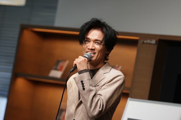 【画像】発売記念イベントで笑顔を見せる成田昭次