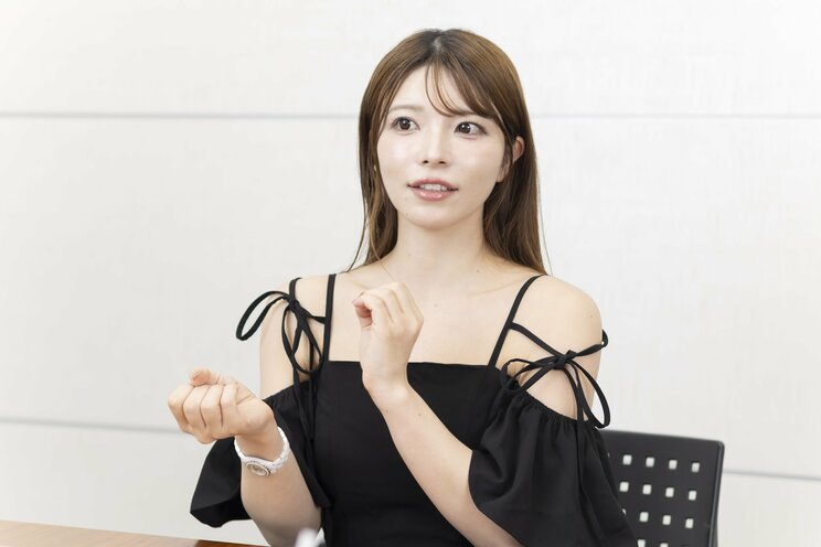 引退後の挫折について語る上原亜衣　撮影／齋藤周造