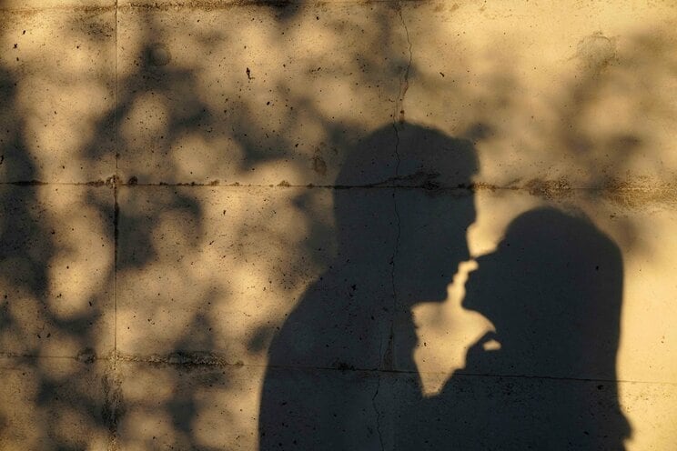 キスをするカップル(写真AC)