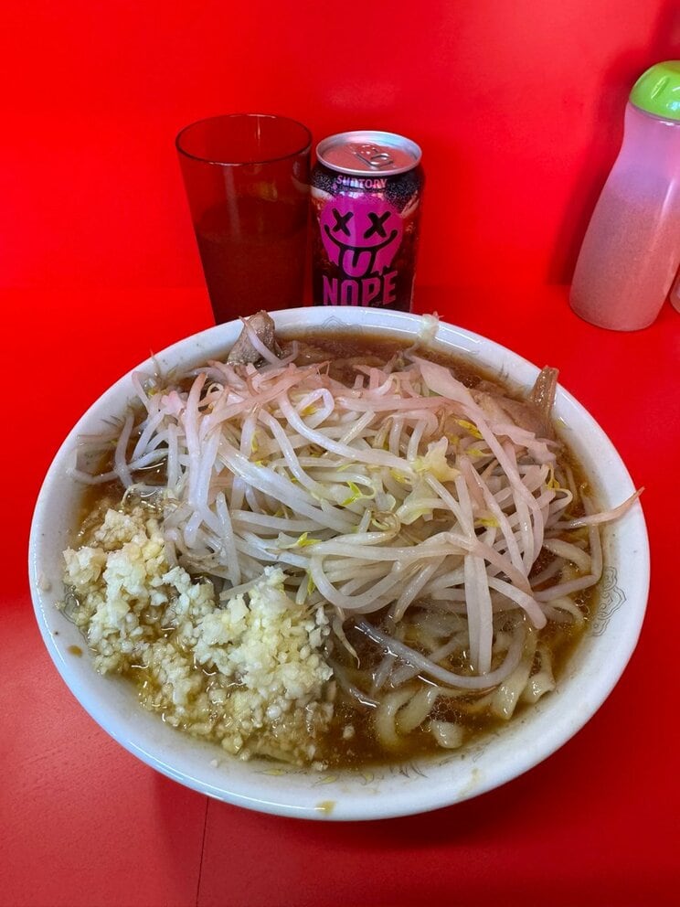 「ラーメン二郎」がついに沖縄初上陸！ 調味料、麺、出汁…ジロリアンが熱狂した“本土とは違う一杯”の秘密_11