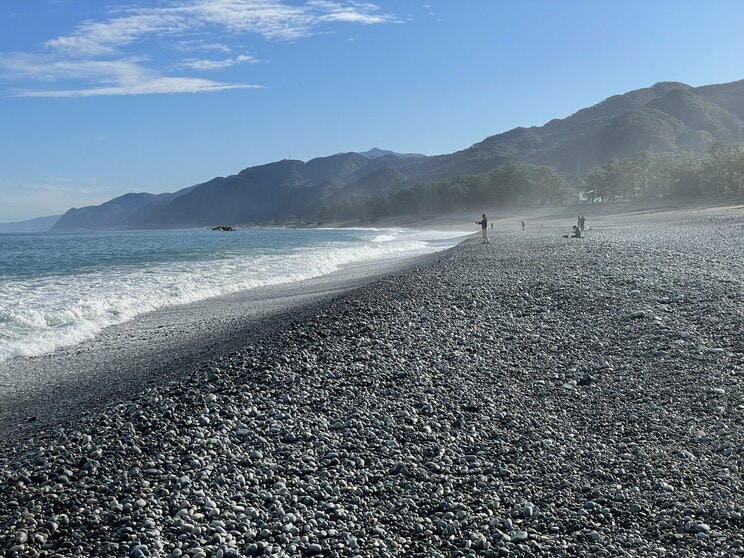 ひと波ごとに、小石が転がる音が響く。宮崎・境海岸