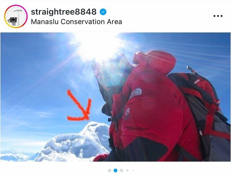 2012年のマナスル登頂時の様子(2022年10月13日のインスタグラムより)。自身の投稿でも当時の映像を振り返り、背後の少し高い箇所について触れている。