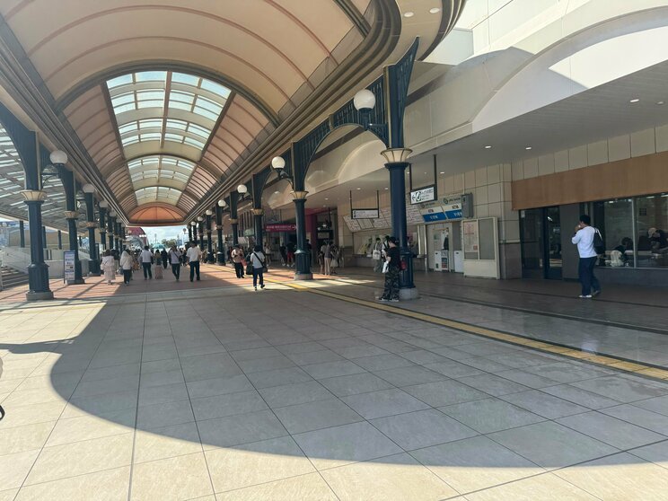 夏休みなのに人がまばらな舞浜駅前（撮影／集英社オンライン）