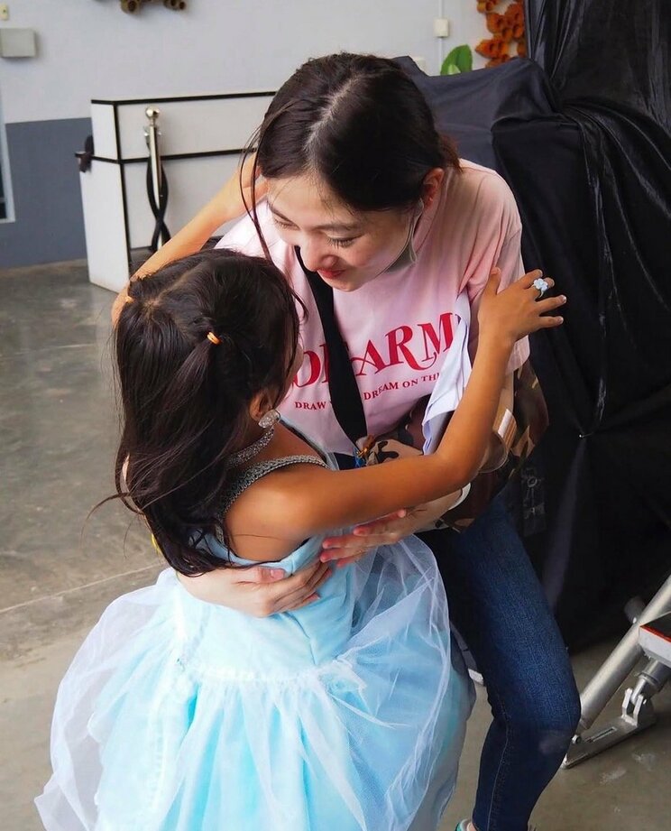 ショーに参加した子どもと小村さん（写真／本人Instagramより）