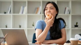 「あのね、そうやって食べてると太るわよ」パリジェンヌの同僚が忠告した今すぐやめるべき食習慣とは?