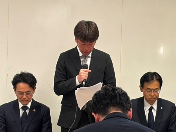 10日会見で話す寺尾氏（撮影／集英社オンライン）