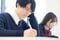 メディア就職に有利な「書く仕事につながる学部」の受験科目には、ほぼもれなく「流行に乗れない勢」にはちんぷんかんぷんな時事問題についての小論文課題が……（写真／PIXTA）