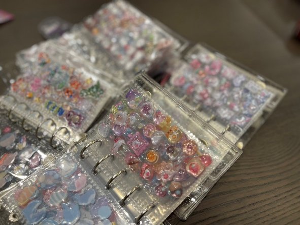 たくさんのシールが貼られたシール帳（写真提供／Aさん）