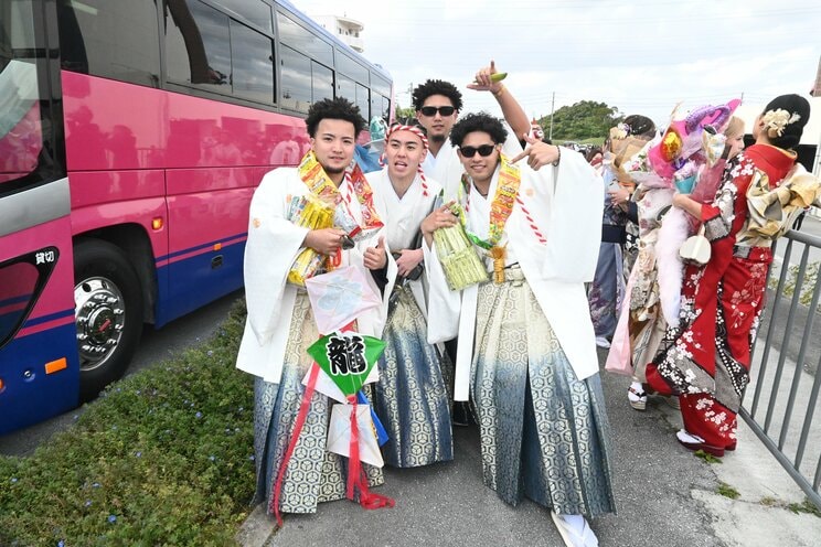 バスを貸し切って登場した若者も…