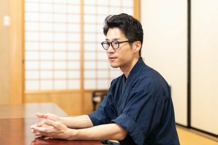 壮絶だった出産時の話をする荒木貴弘さん（写真／齋藤周造）