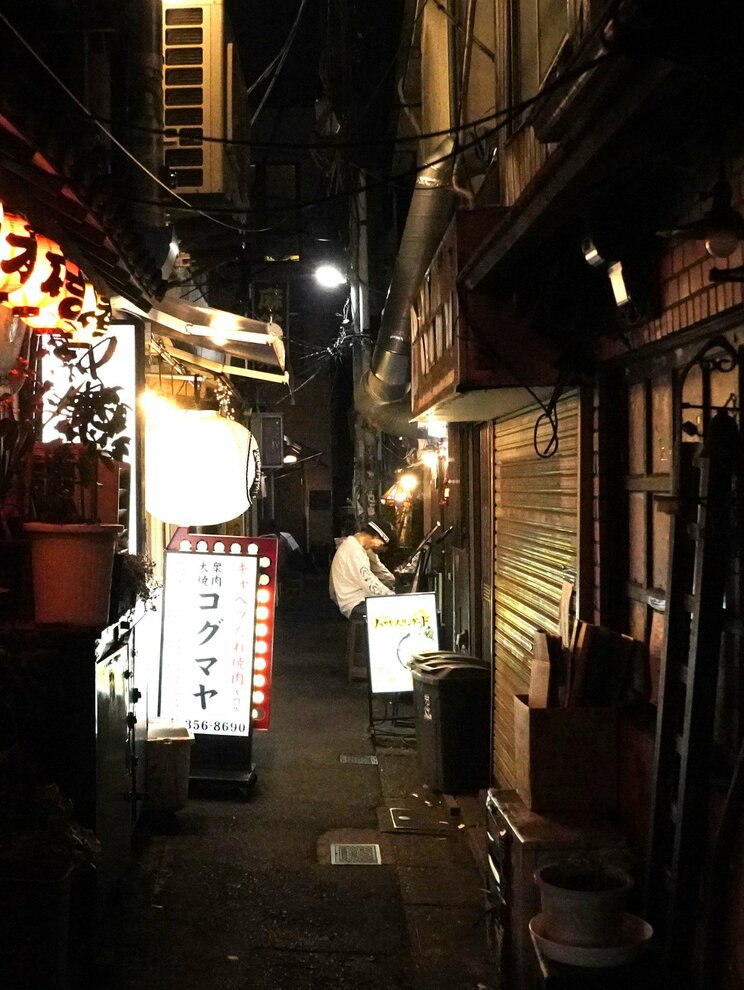 飲食店が集まる高円寺の裏通り。再開発によって、こういったお店は無くなってしまうかもしれない（撮影／集英社オンライン）