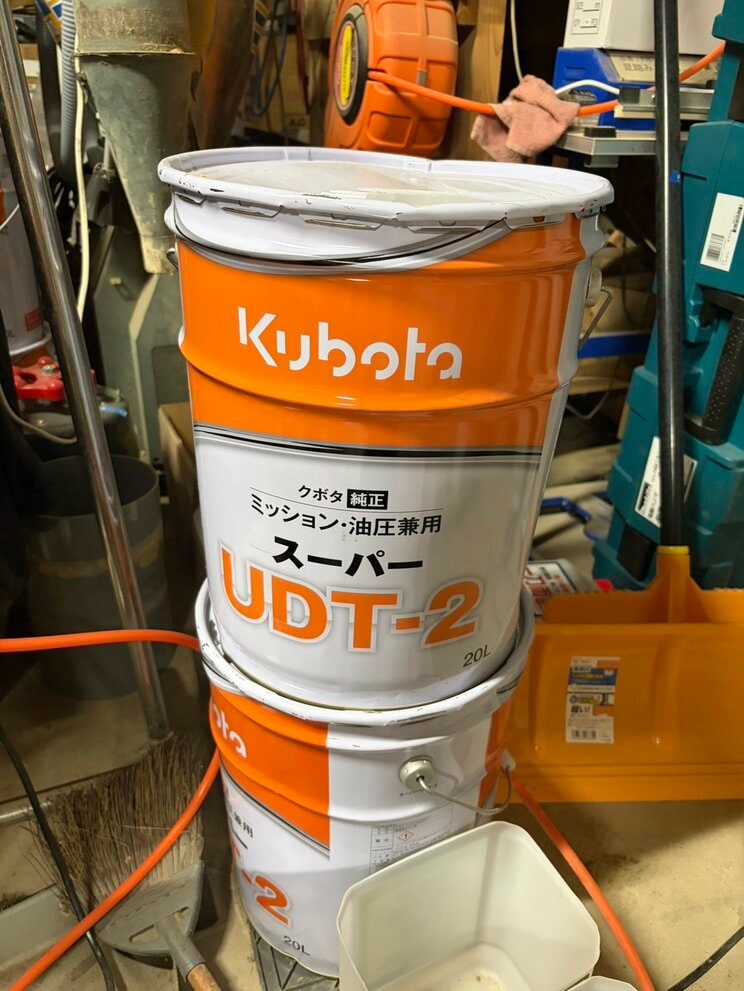 「2万円台から4万円台になった」高騰するトラクターのオイル（撮影／集英社オンライン）