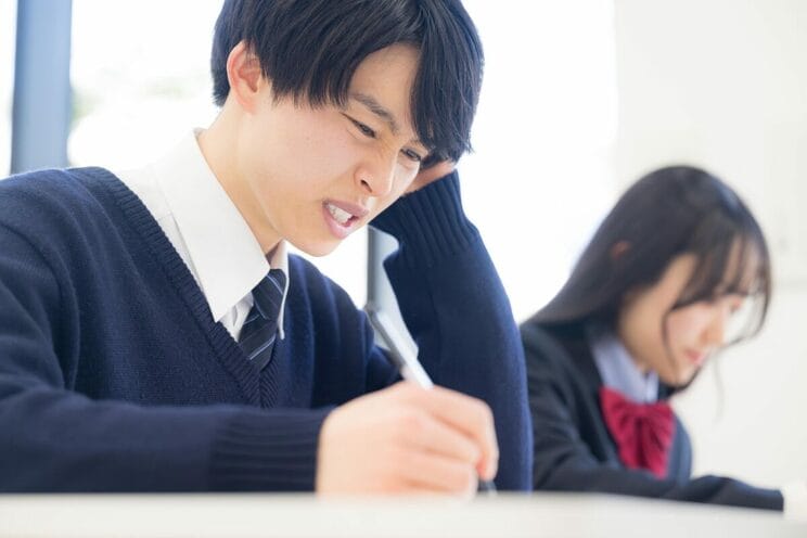 メディア就職に有利な「書く仕事につながる学部」の受験科目には、ほぼもれなく「流行に乗れない勢」にはちんぷんかんぷんな時事問題についての小論文課題が……（写真／PIXTA）