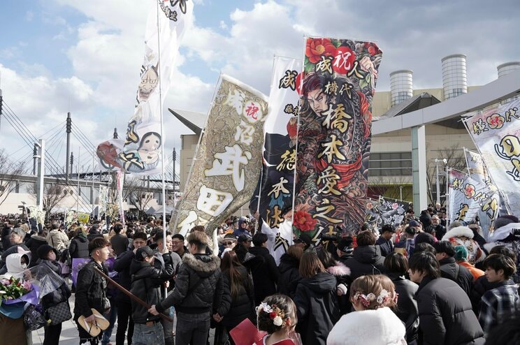 ド派手なのぼり旗の数々　北九州市二十歳の記念式典にて　写真／篠原祐介