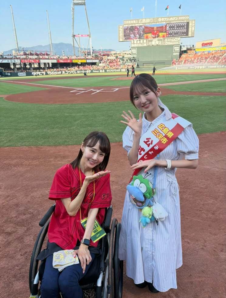 中野さんと、投球時に歩行器をそっと支えた三次市公式アンバサダーの元SKE48・藤本冬香さん（写真提供／中野由佳さん）